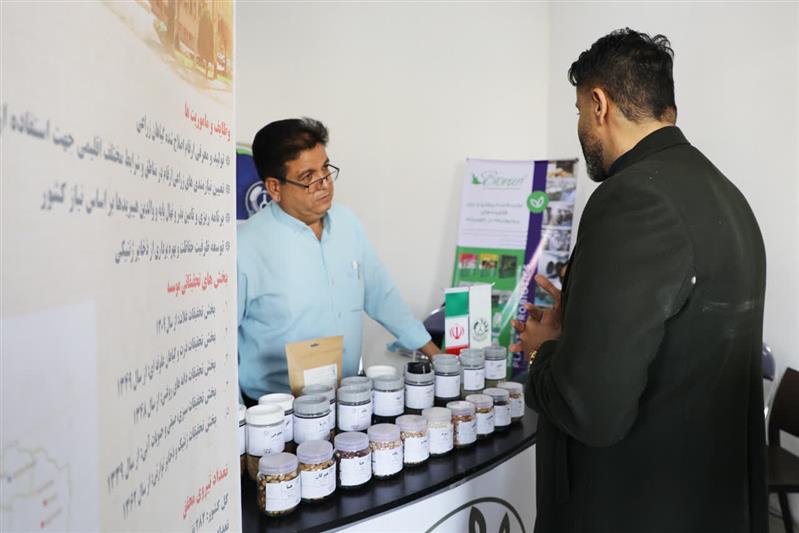 دستاوردهای نوین مؤسسه تحقیقات اصلاح و تهیه نهال و بذر در نمایشگاه استان البرز ارائه شد