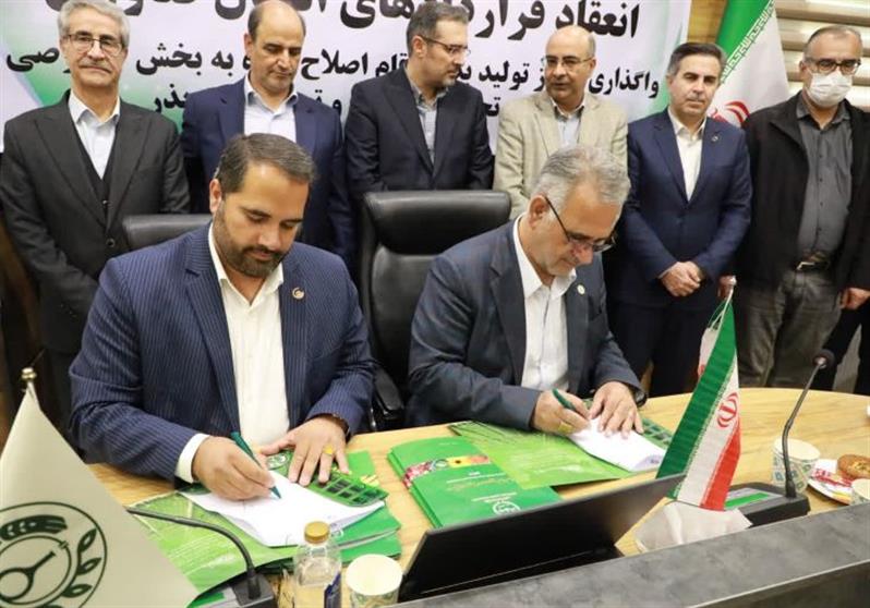 واگذاری و انتقال فناوری ۴ رقم گندم و جو آبی به شركت كشاورزی رضوی؛