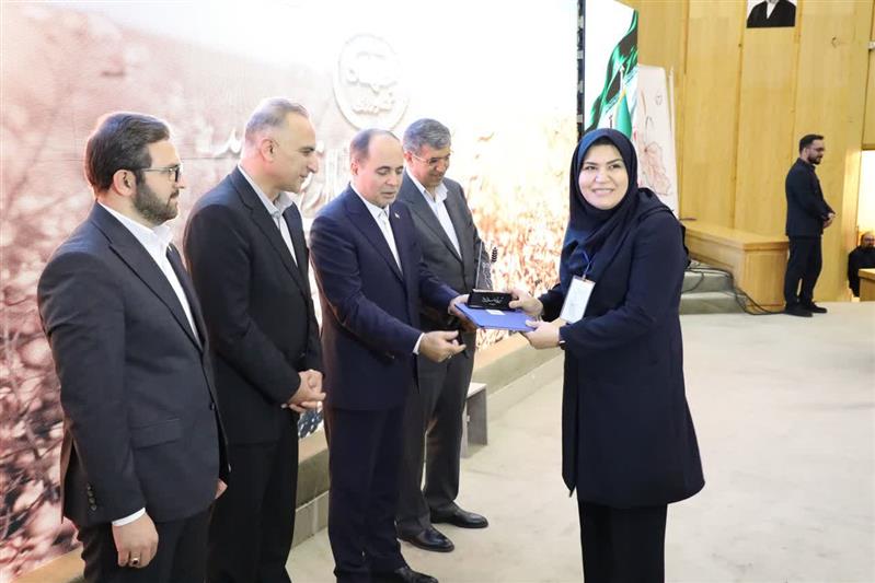 تقدیر از عضو هیئت‌علمی مؤسسه تحقیقات اصلاح و تهیه نهال و بذر در آیین ملی آغاز سال زراعی جدید